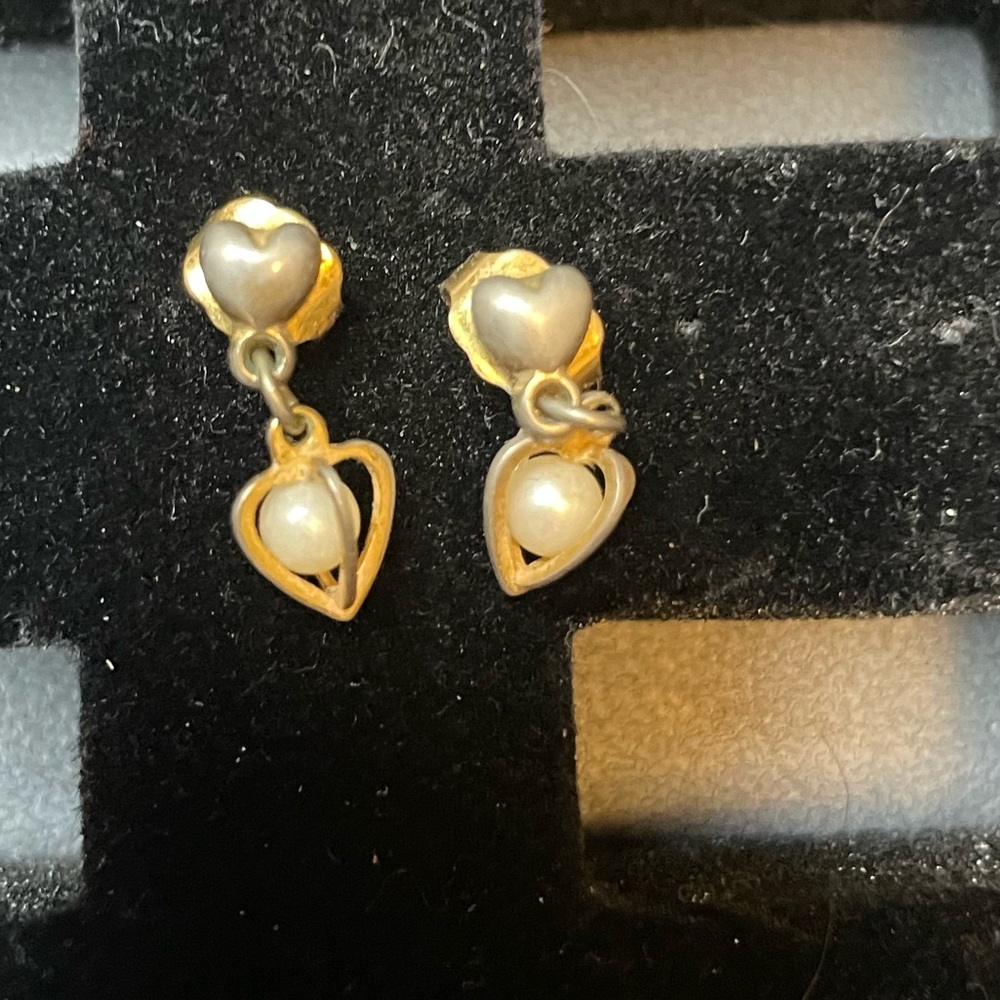 Vintage Double Heart Dangle Earrings – Gold Tone & Faux Pearl Drops‎